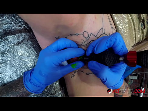 ❤️ Extremamente tatuada, a brasa Sully Savage fez uma tatuagem em seu clítoris Sexo vídeo em nós pt-br.xxxpornolive.ru ☑